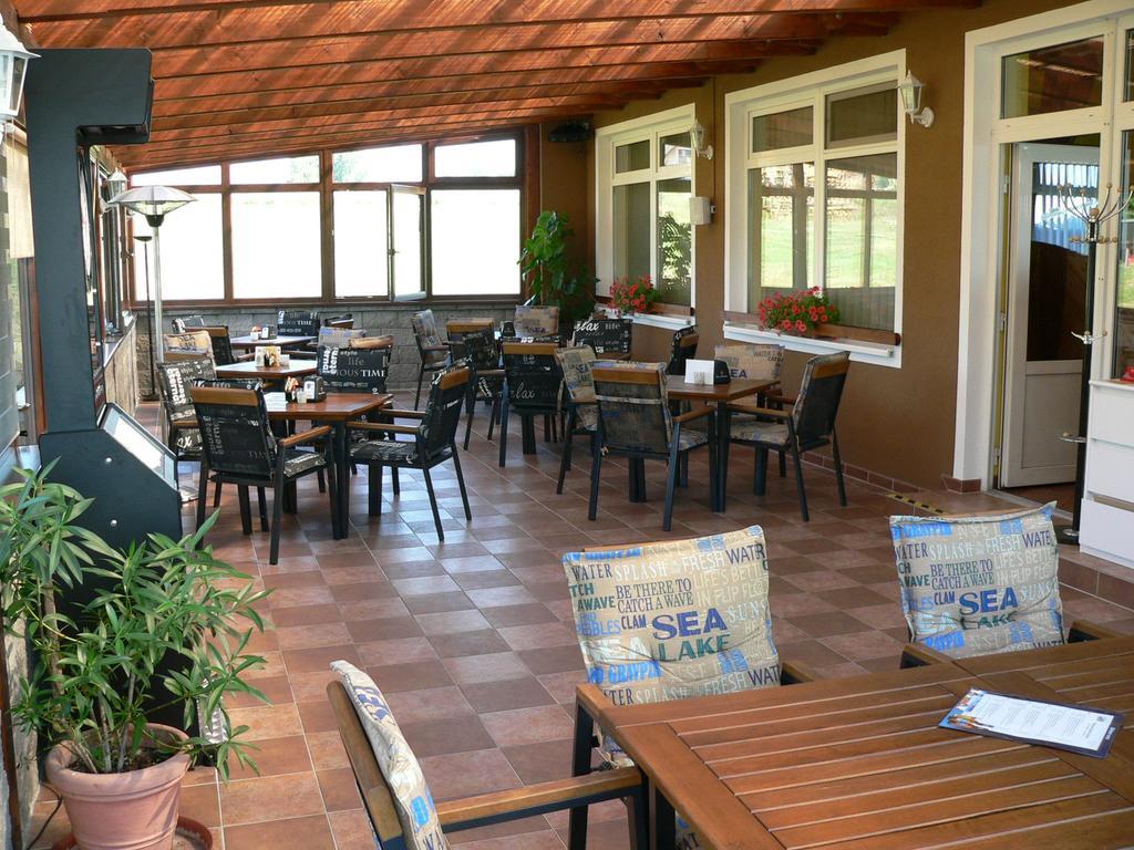 Penzion-Restaurant U Svabku ตาโคฟ ภายนอก รูปภาพ